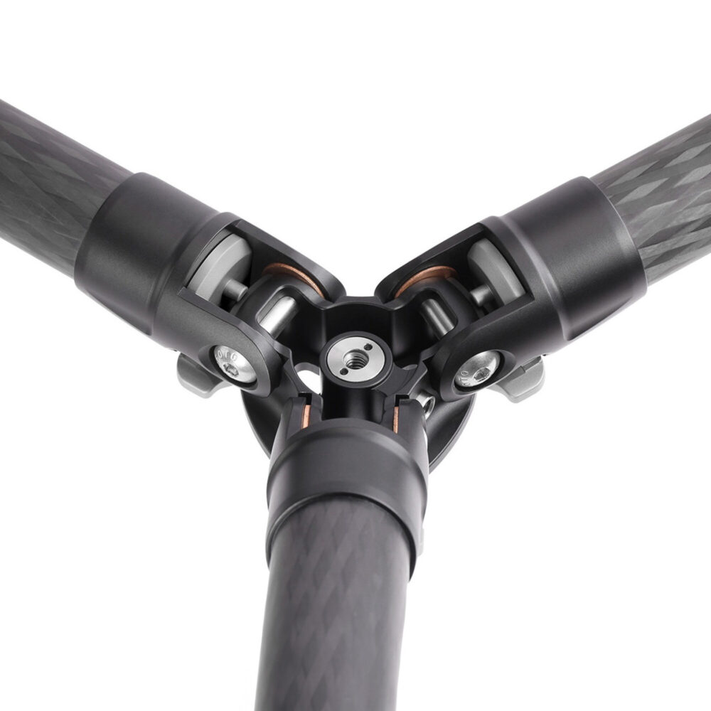 Leofoto LS-284C Tripod detail statiefschouder met uitgeklapte poten en hoekverstelling.