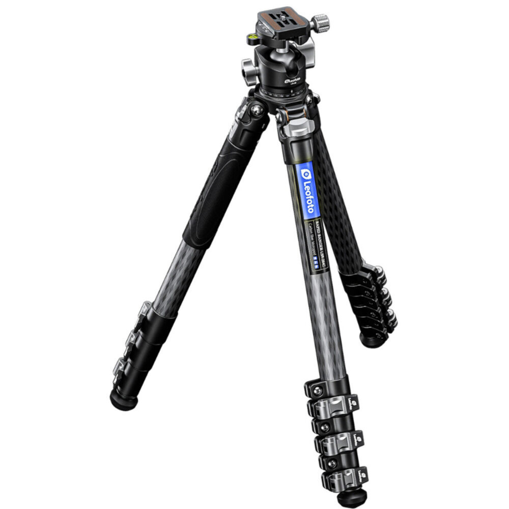Leofoto LSR-284C Tripod carbon Rapid Ranger met beenklemmen en gemonteerde LH-30 kogelkop uitgeklapt.