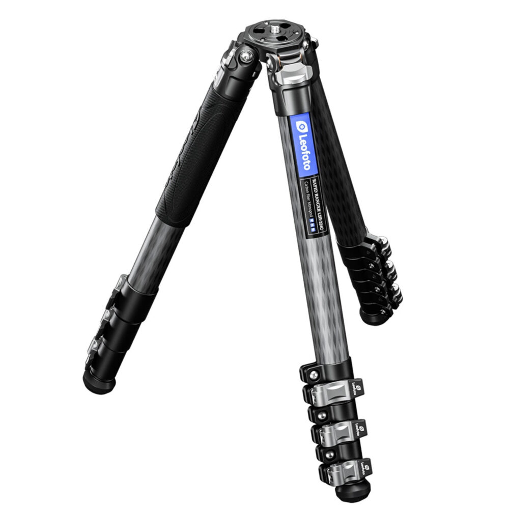 Leofoto LSR-324C Tripod carbon Rapid Ranger volledig opgesteld met drie secties en rubbervoeten.