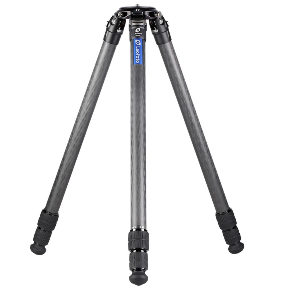 Leofoto LM-323C Tripod carbon Summit volledig opgesteld met rubber/spike-voeten.