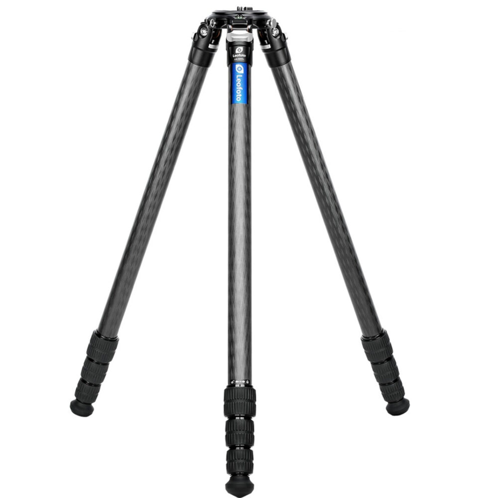 Leofoto LM-324CL Tripod vooraanzicht met drie lange carbon poten uitgeklapt op werkhoogte.