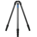 Leofoto LM-324CL Tripod vooraanzicht met drie lange carbon poten uitgeklapt op werkhoogte.