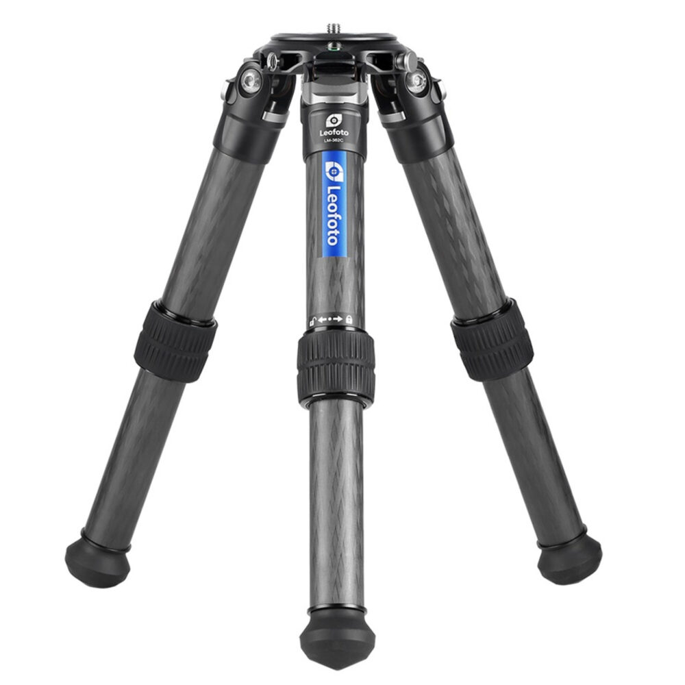 Leofoto LM-362C Tripod carbon Summit laag opgesteld met wijd uitstaande poten.