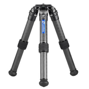 Leofoto LM-362C Tripod carbon Summit laag opgesteld met wijd uitstaande poten.