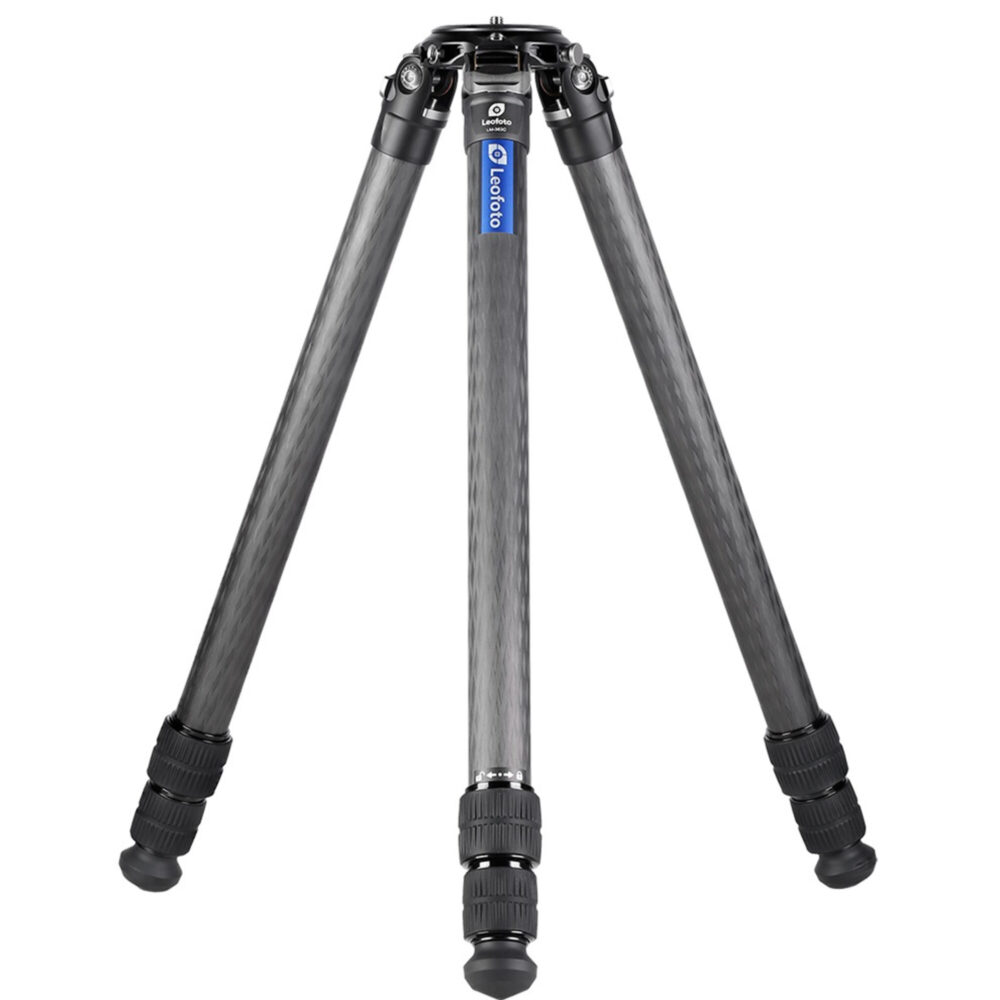 Leofoto LM-363C Tripod volledig uitgeklapt carbon Summit-statief op drie poten.