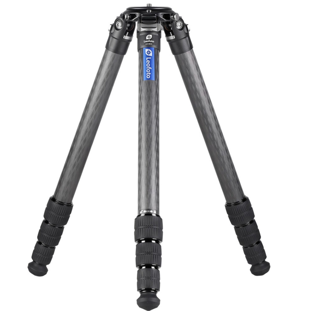 Leofoto LM-364C Tripod volledig uitgeklapt carbon Summit-statief op drie poten.