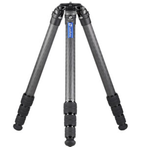Leofoto LM-364C Tripod volledig uitgeklapt carbon Summit-statief op drie poten.