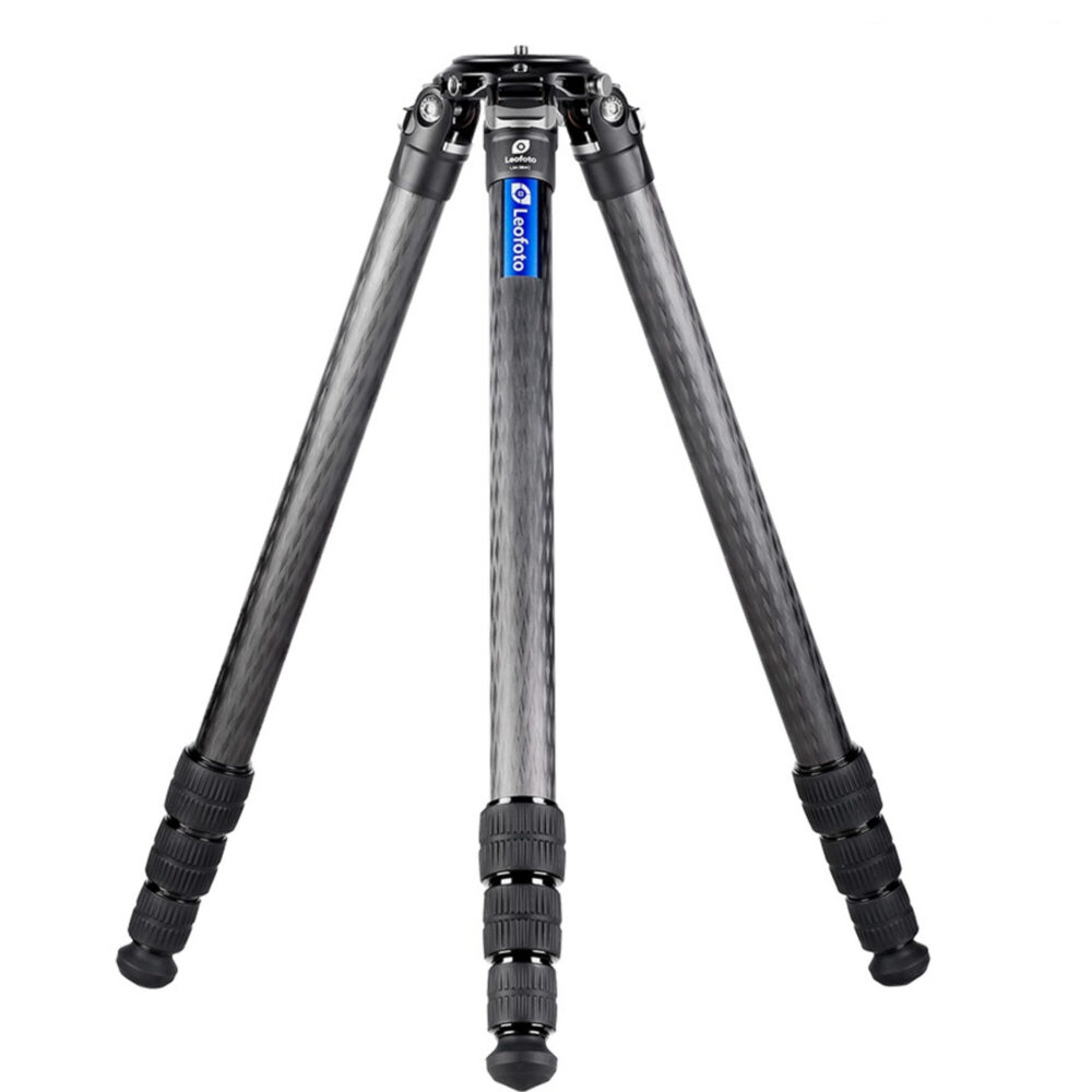 Leofoto LM-364CL Tripod volledig uitgeklapt extra hoog carbon Summit-statief op drie poten.