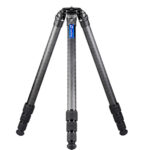 Leofoto LM-364CL Tripod volledig uitgeklapt extra hoog carbon Summit-statief op drie poten.