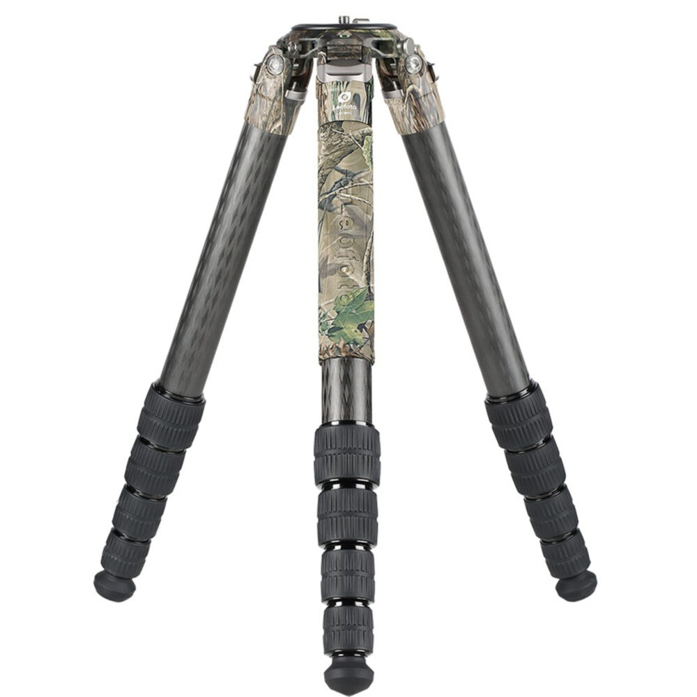 Leofoto LM-365C Tripod carbon Summit camouflage volledig opgesteld met draaivergrendelingen en rubber/spike-voeten.