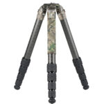Leofoto LM-365C Tripod carbon Summit camouflage volledig opgesteld met draaivergrendelingen en rubber/spike-voeten.