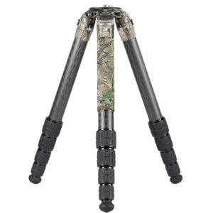 Leofoto LM-365C Tripod carbon Summit camouflage volledig opgesteld met draaivergrendelingen en rubber/spike-voeten.