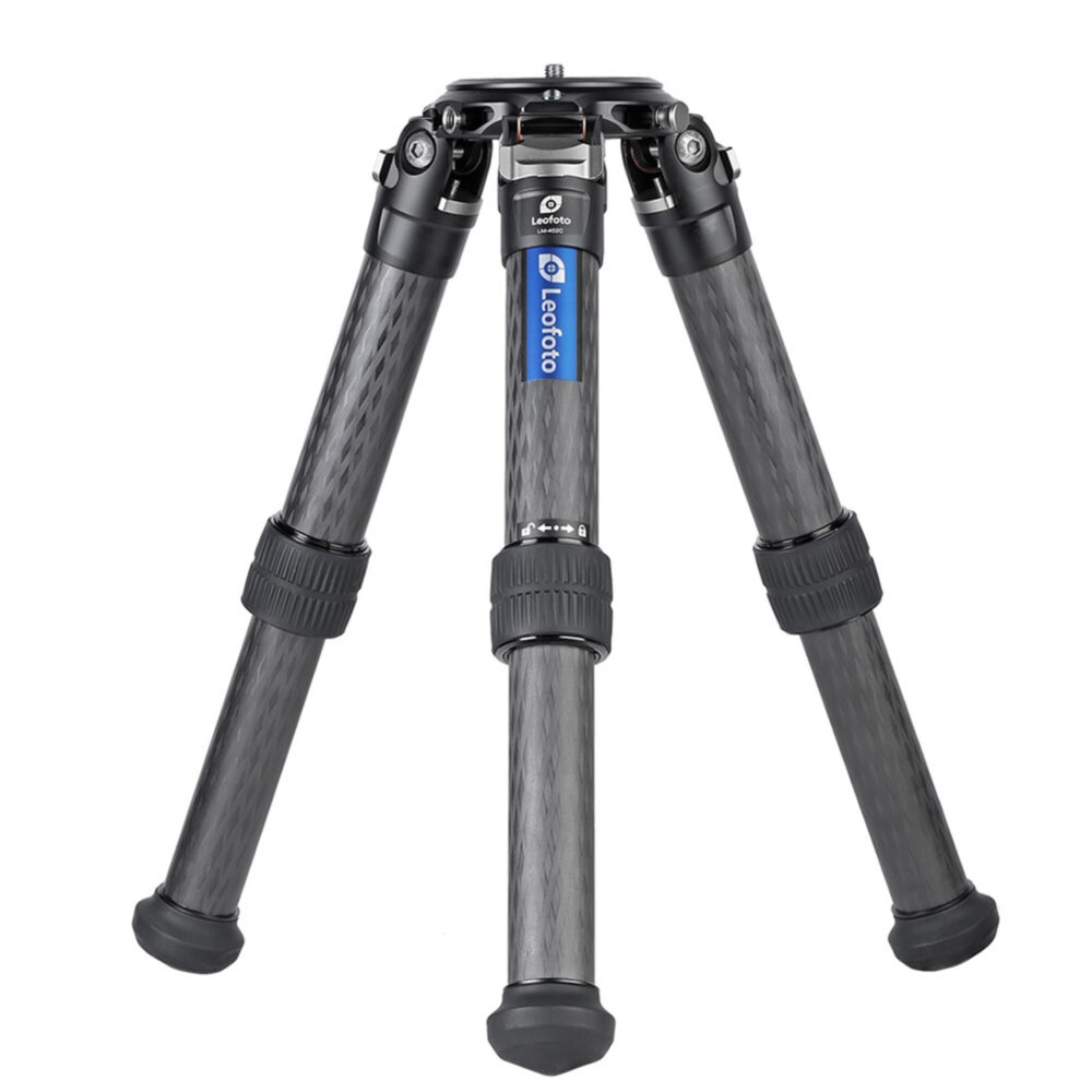 Leofoto LM-402C Tripod carbon Summit laag statief volledig opgesteld met rubber/spike-voeten.