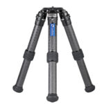 Leofoto LM-402C Tripod carbon Summit laag statief volledig opgesteld met rubber/spike-voeten.
