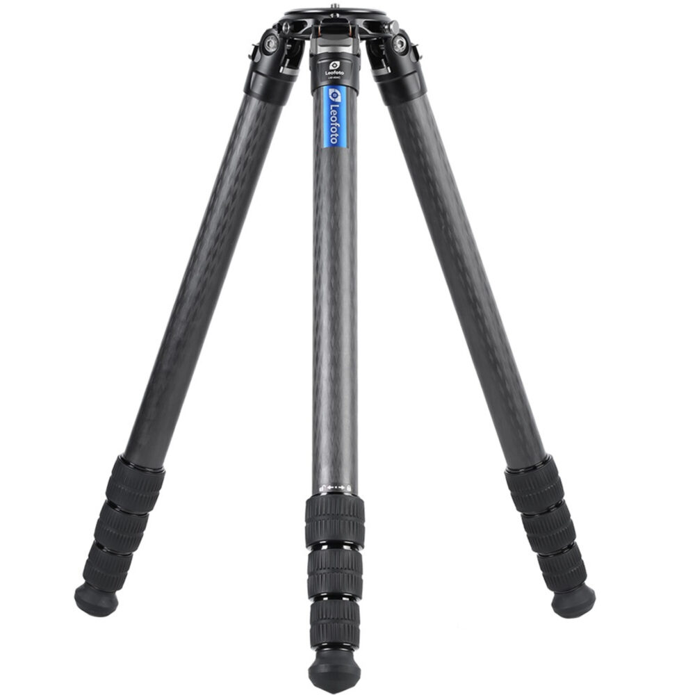 Leofoto LM-404C Tripod carbon Summit volledig opgesteld met brede stance en rubber/spike-voeten.