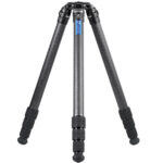 Leofoto LM-404C Tripod carbon Summit volledig opgesteld met brede stance en rubber/spike-voeten.