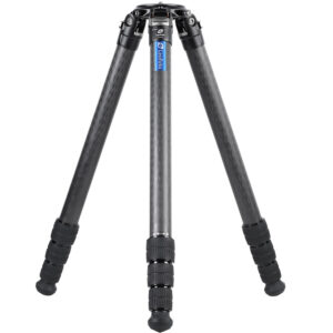 Leofoto LM-404C Tripod carbon Summit volledig opgesteld met brede stance en rubber/spike-voeten.