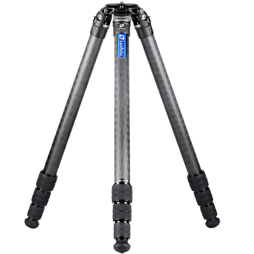 Leofoto LM-404CL Tripod carbon Summit volledig opgesteld met brede stance en rubber/spike-voeten.