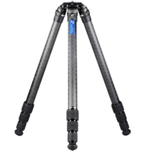 Leofoto LM-404CL Tripod carbon Summit volledig opgesteld met brede stance en rubber/spike-voeten.