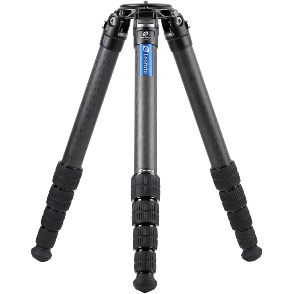 Leofoto LM-405C Tripod carbon Summit volledig opgesteld met brede stance en rubber/spike-voeten.