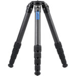 Leofoto LM-405C Tripod carbon Summit volledig opgesteld met brede stance en rubber/spike-voeten.