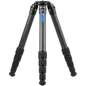 Leofoto LM-405C Tripod carbon Summit volledig opgesteld met brede stance en rubber/spike-voeten.