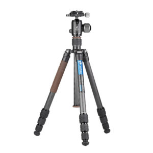 Leofoto LX-224CT Tripod volledig opgesteld met kogelkop XB-32Q en middenkolom.