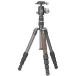 Leofoto LX-225CT Tripod volledig opgesteld met XB-32Q kogelkop en uitgeschoven middenkolom.