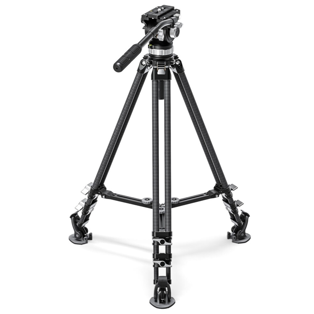 Leofoto LVC-193 Tripod carbon dubbelbuis met BV-15 videokop vrijstaand op studioachtergrond.