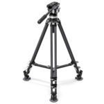 Leofoto LVC-193 Tripod carbon dubbelbuis met BV-15 videokop vrijstaand op studioachtergrond.