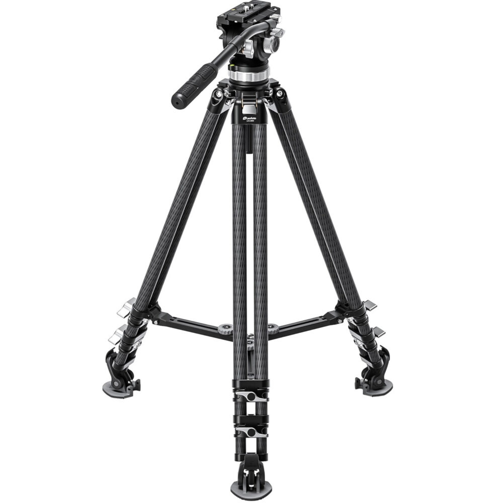 Leofoto LVC-253 Tripod carbon dubbelbuis met BV-15 videokop, vrijstaand in studio.