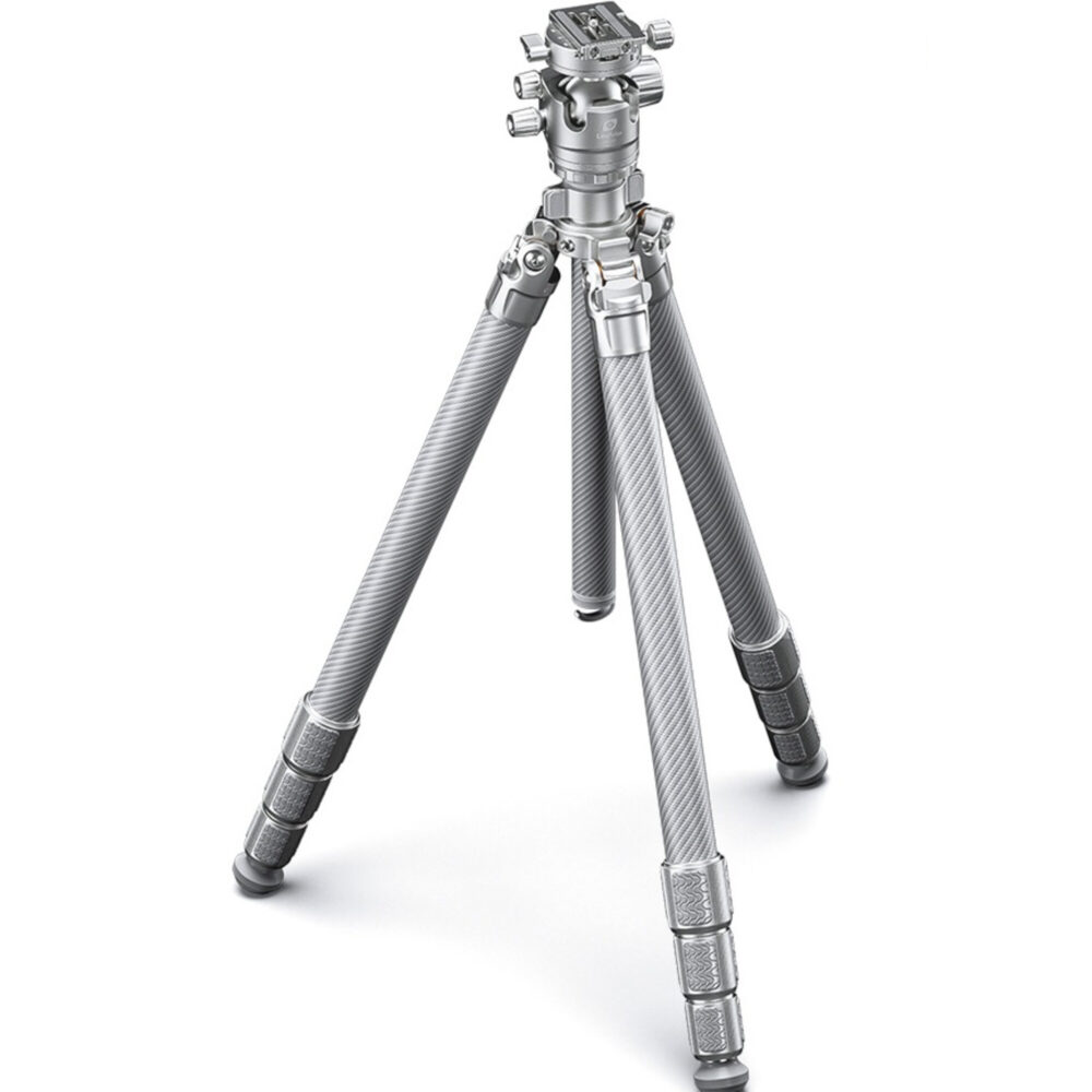 Leofoto LG-324C Tripod volledig uitgeklapt op carbon poten met zilveren kogelkop LH-40R