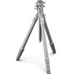 Leofoto LG-324C Tripod volledig uitgeklapt op carbon poten met zilveren kogelkop LH-40R