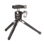 Leofoto MT-02+LH-25 Tafelstatief zwart mini-statief met LH-25 kogelkop en uitgeklapte poten op witte achtergrond