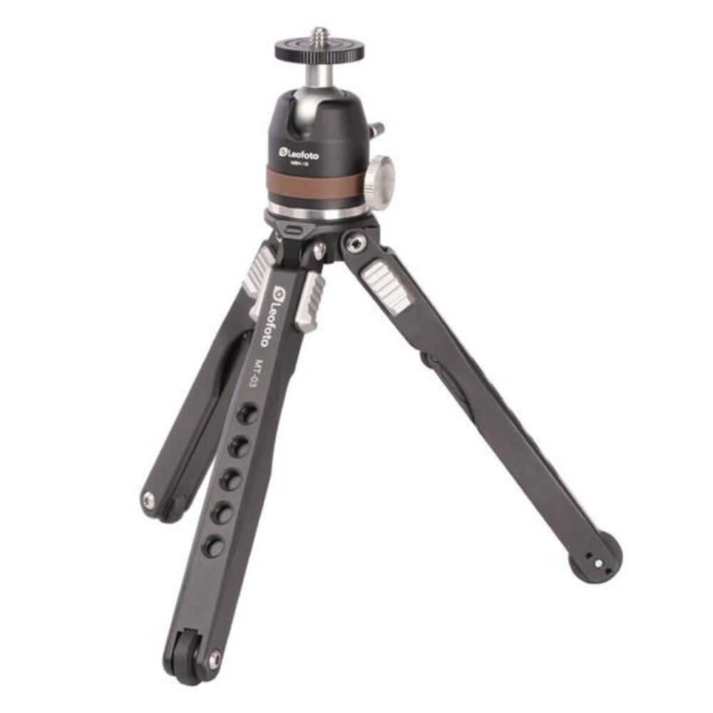 Leofoto MT-03+MBH-19 Tafelstatief compact zwart aluminium tafelstatief met MBH-19 balhoofd rechtop opgesteld.