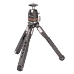 Leofoto MT-03+MBH-19 Tafelstatief compact zwart aluminium tafelstatief met MBH-19 balhoofd rechtop opgesteld.