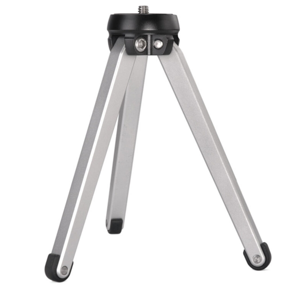 Leofoto MT-01 Tafelstatief zilverkleurig aluminium mini-driepoot volledig uitgeklapt op tafel.