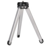Leofoto MT-01 Tafelstatief zilverkleurig aluminium mini-driepoot volledig uitgeklapt op tafel.