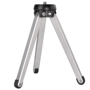 Leofoto MT-01 Tafelstatief zilverkleurig aluminium mini-driepoot volledig uitgeklapt op tafel.