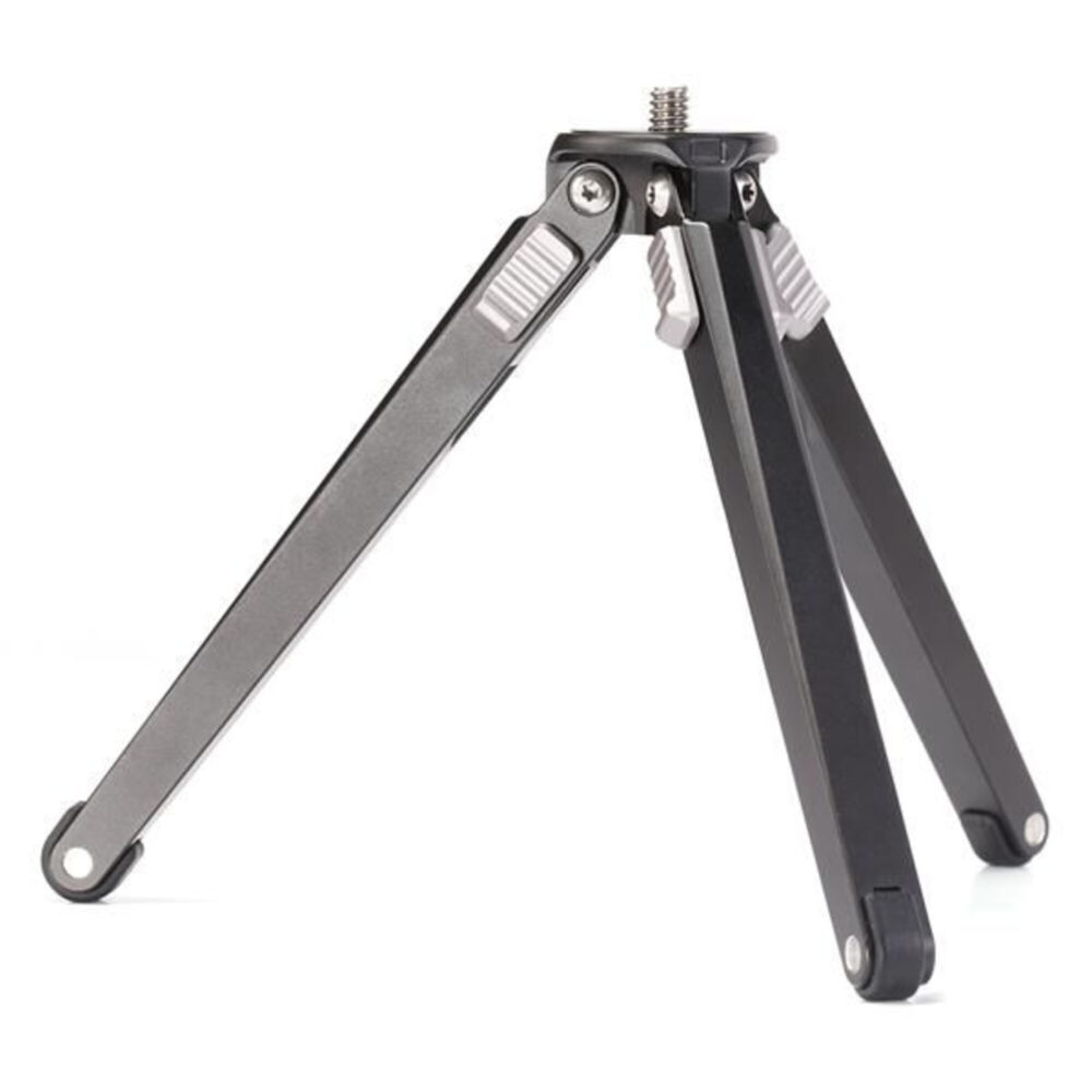 Leofoto MT-02 Tafelstatief in uitgeklapte driepootpositie met 1/4-inch schroef zichtbaar bovenop.