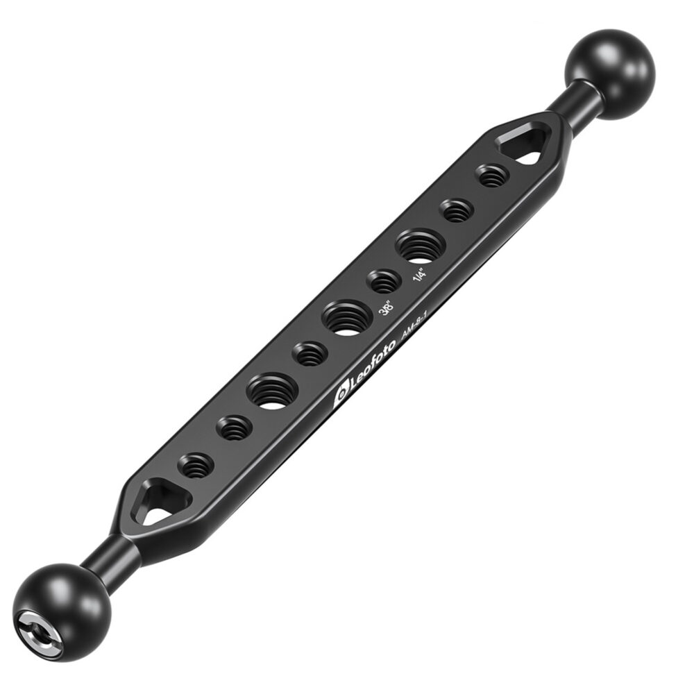 Leofoto AM‑8‑1 scharnierende lange arm diagonaal vooraanzicht met meerdere 1/4- en 3/8-inch montagegaten.
