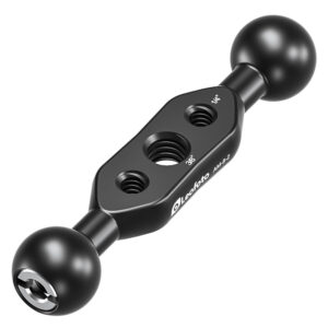 Leofoto AM-8-2 scharnierende arm korte dubbele kogelarm met centrale 3/8- en 1/4-inch schroefgaten diagonaal gezien.