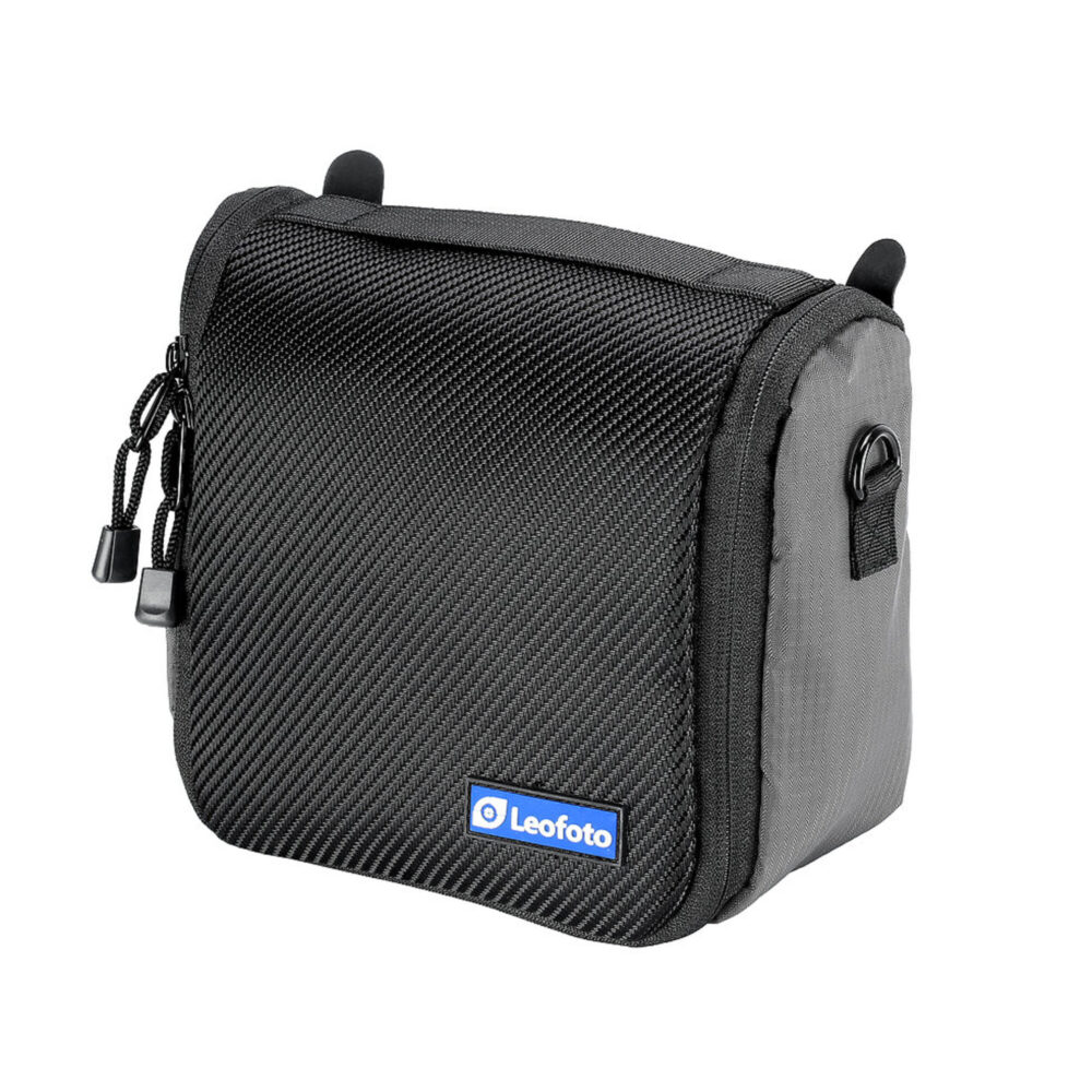 Leofoto AC-2 statieftas schuin vooraanzicht van compacte zwarte accessoiretas met rits en Leofoto logo.