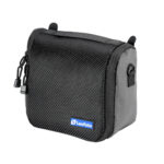 Leofoto AC-2 statieftas schuin vooraanzicht van compacte zwarte accessoiretas met rits en Leofoto logo.