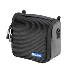 Leofoto AC-2 statieftas schuin vooraanzicht van compacte zwarte accessoiretas met rits en Leofoto logo.