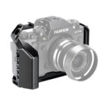 Leofoto LPF-XT4 L-bevestiging op Fujifilm X-T4 camera met lens, halftransparante body en zichtbare extra handgreep.
