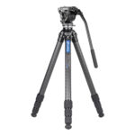 Leofoto LS-324CEX Tripod volledig opgesteld carbon Ranger-statief met gemonteerde BV-10 videokop.