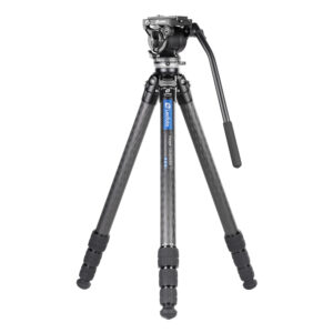 Leofoto LS-324CEX Tripod volledig opgesteld carbon Ranger-statief met gemonteerde BV-10 videokop.