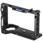 Leofoto A7CR cameracage schuin vooraanzicht van zwarte aluminium cameracage met Leofoto logo en Arca-Swiss bodemplaat.