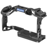 Leofoto EOS R10 cameracage schuin vooraanzicht van aluminium cameracage met Leofoto logo en ergonomische bovenrand.